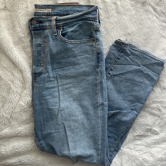 Levi Wedgie Straight Size Waist 32 Length 28 - Light Wash - Distressed knees - Picture 4 of 4